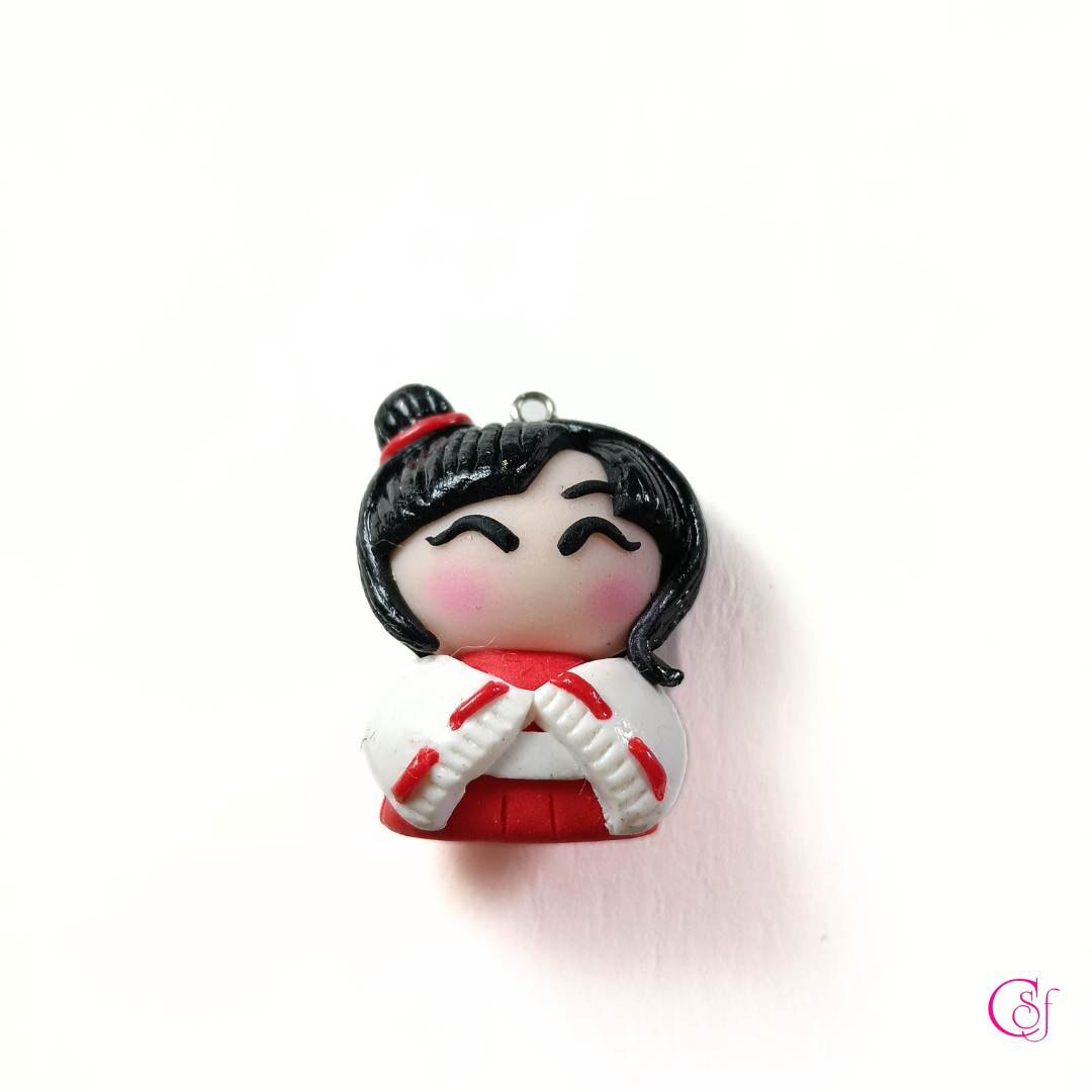Broche Chinita blanca de la Suerte KAWAII · Hecho a Mano · Diseño CSF