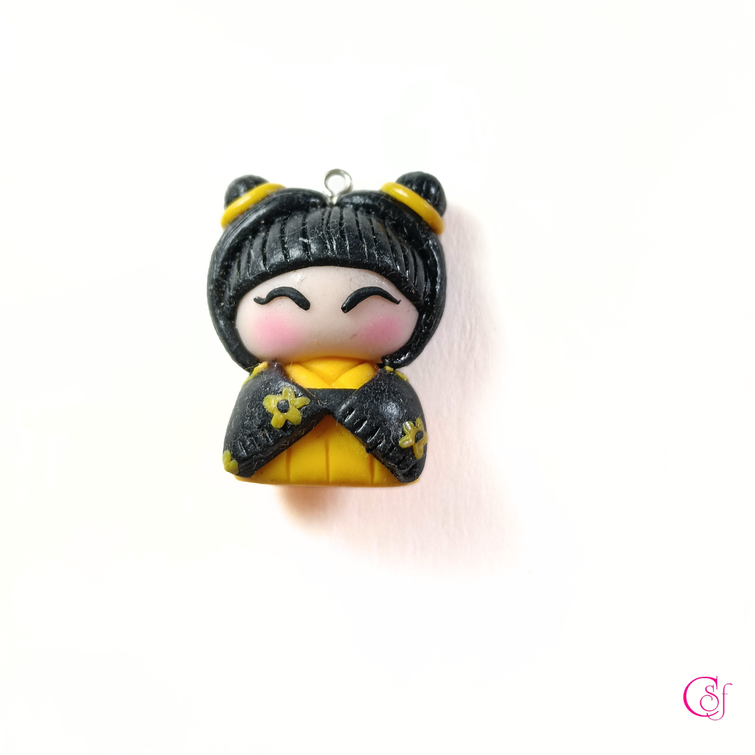 Dije Chinita amarilla de la Suerte KAWAII · Hecho a Mano · Diseño CSF