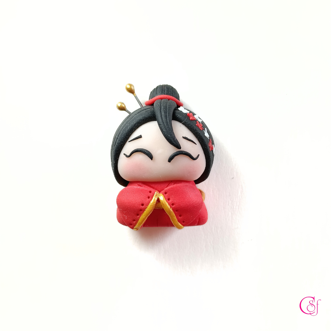 Broche Chinita roja de la Suerte KAWAII · Hecho a Mano · Diseño CSF