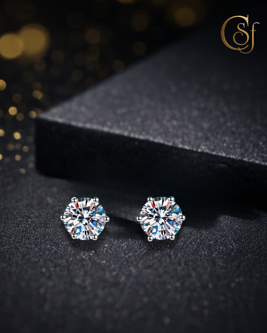 Pendientes Solitario Moissanita – Plata de Ley 925 (0.5ct · 1ct) – Pasador de Cuatro Puntas
