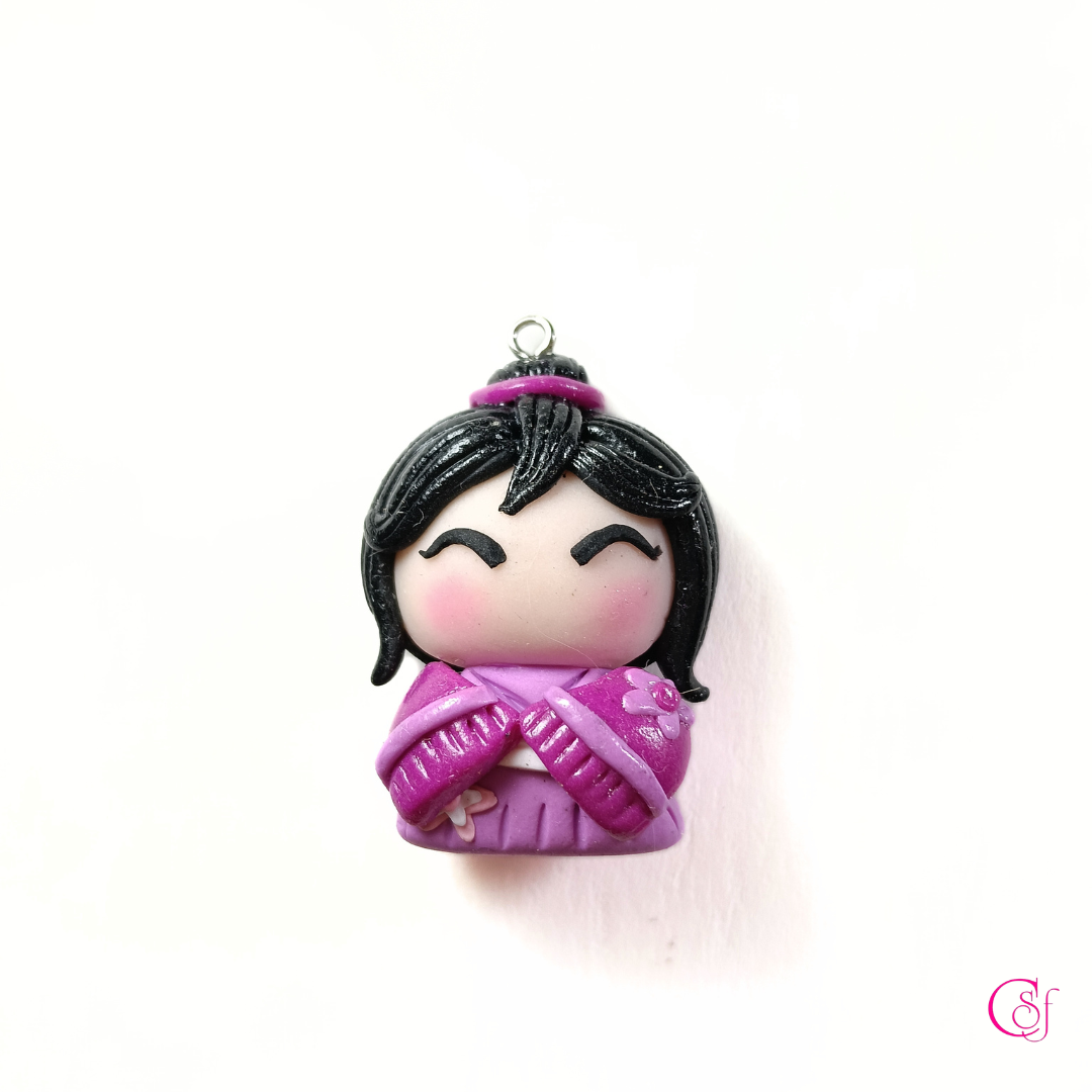 Dije Chinita violeta de la Suerte KAWAII · Hecho a Mano · Diseño CSF