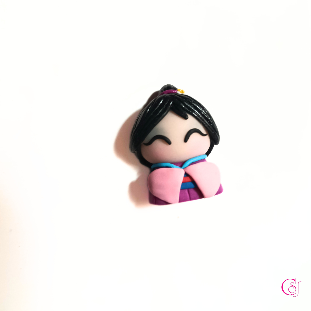Broche Chinita de la Suerte KAWAII · Hecho a Mano · Diseño CSF