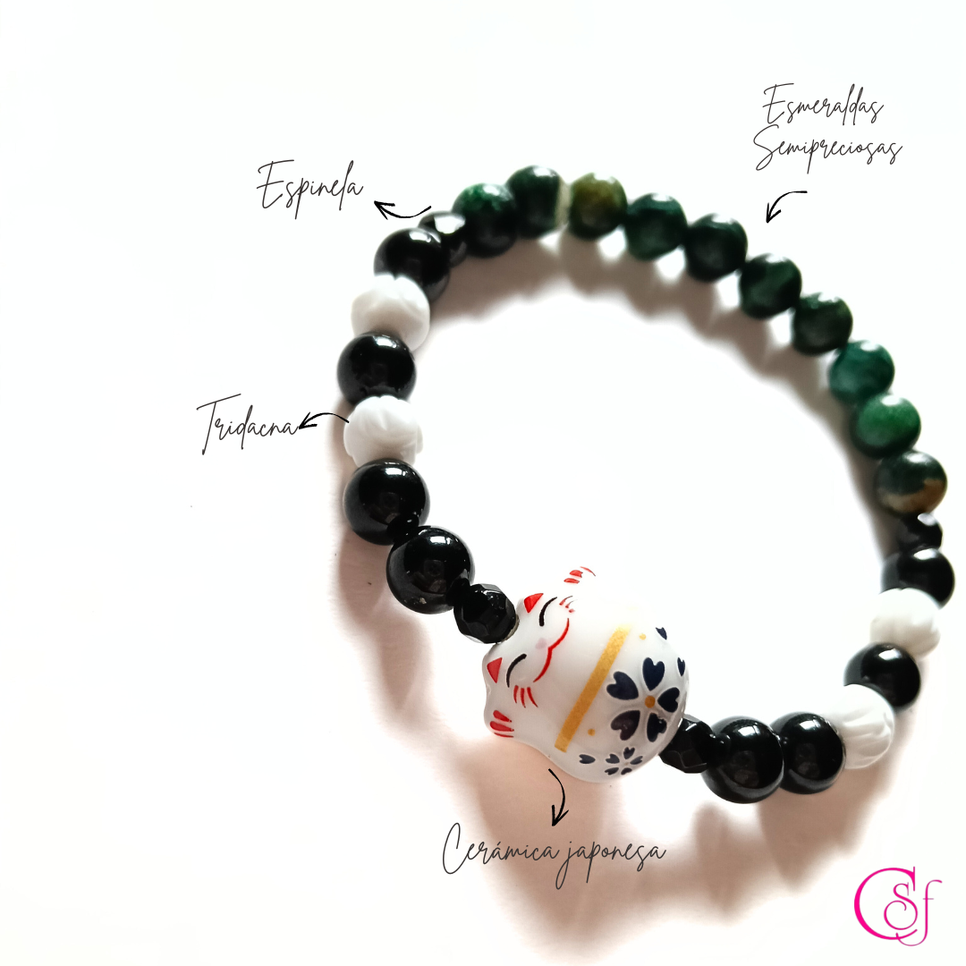 Pulsera Maneki Neko Blanco · Prosperidad Serena · Diseño de Autor CSF - Esmeraldas semipreciosas