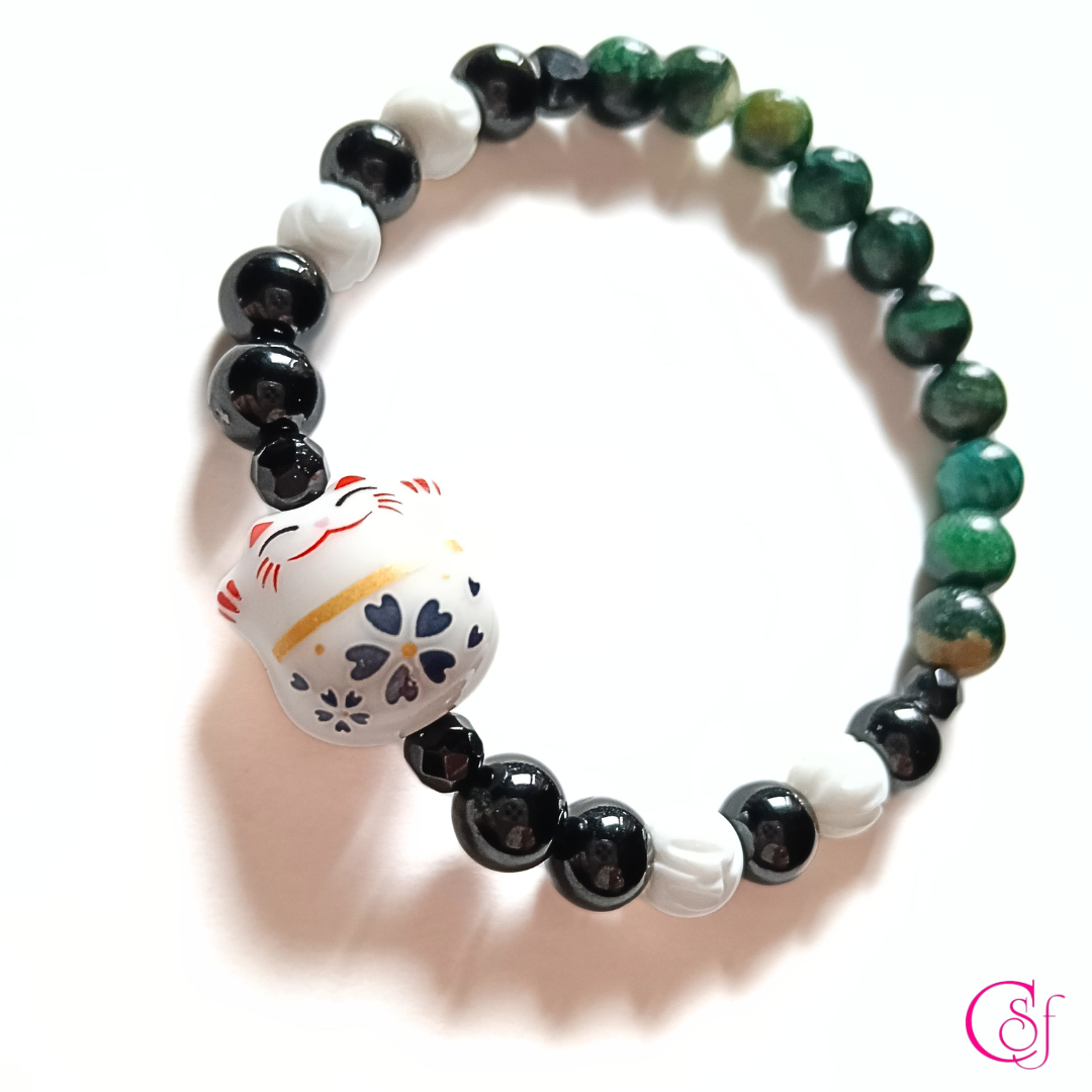 Pulsera Maneki Neko Blanco · Prosperidad Serena · Diseño de Autor CSF - Esmeraldas semipreciosas